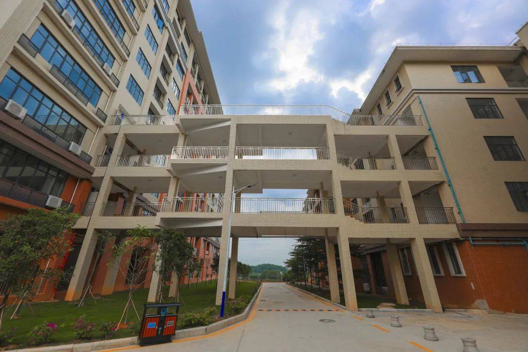 学校位于广州大都市第二大学城内,享一线城市繁华与便利.