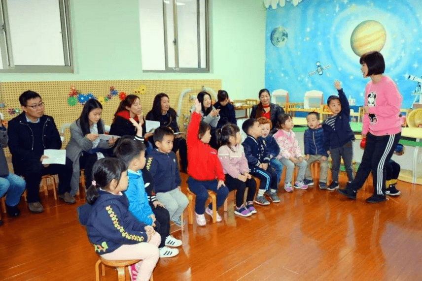 因为|学生在幼儿园阶段时，有些家长不受老师“待见”，与家庭条件无关