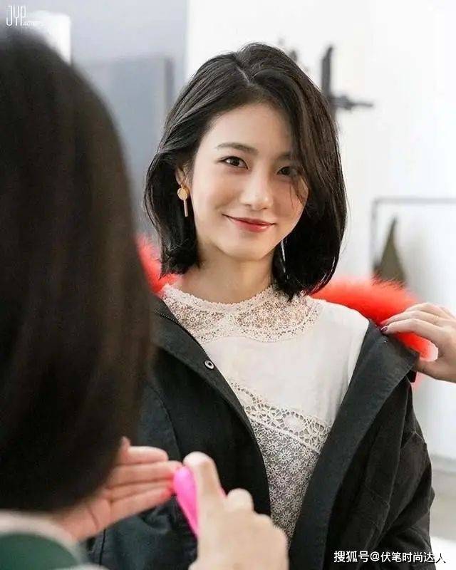 下巴50多岁的女人，剪掉你的长发吧！试试这3款短发，有白发也照样美