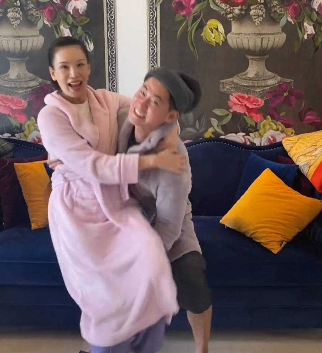 魏巍kk开直播,马苏惊喜现身,引网友热议,纷纷猜测两人的关系_老婆