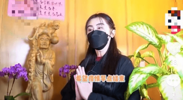 女神 王祖贤穿缦衣虔诚拜佛，素颜状态下皮肤松弛，看来女神也不败岁月