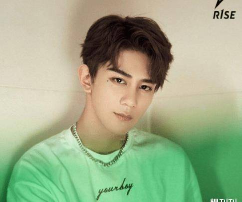 单眼皮内娱最假双眼皮PK，就差割到脑门了，生怕别人看不出是割的？