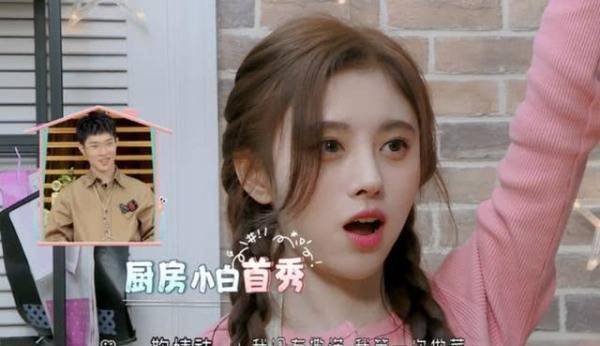 一边坐在沙发上,一边发愣刷牙.