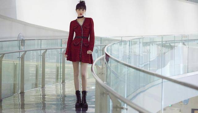 女神 唐嫣这次女神节下真功夫了！穿皮衣小黑裙秀身材，换发型形象大变