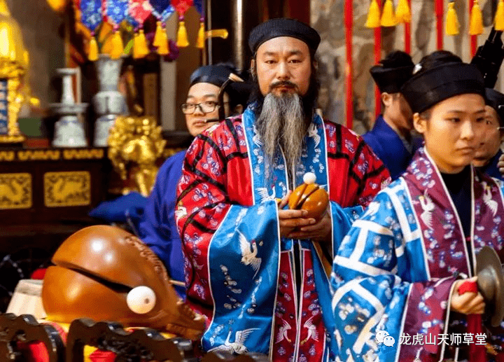 想当道士,无论全真和正一,皈依是第一步,皈依以后是道教的居士,也就是