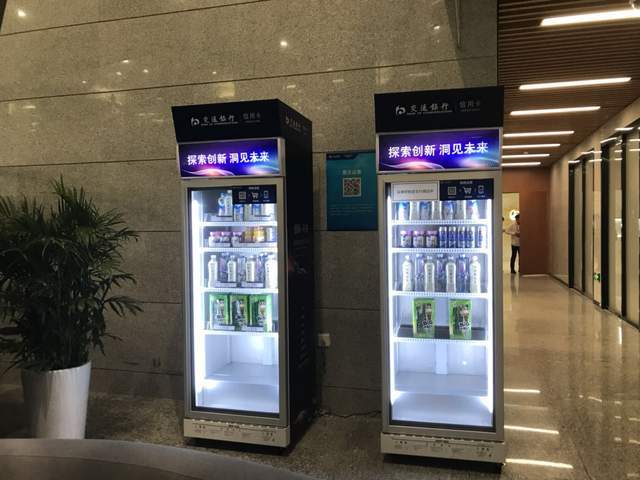 图灵通诺智能柜■ 大学校园的无人售货机其次,学校消费需求和无人售货