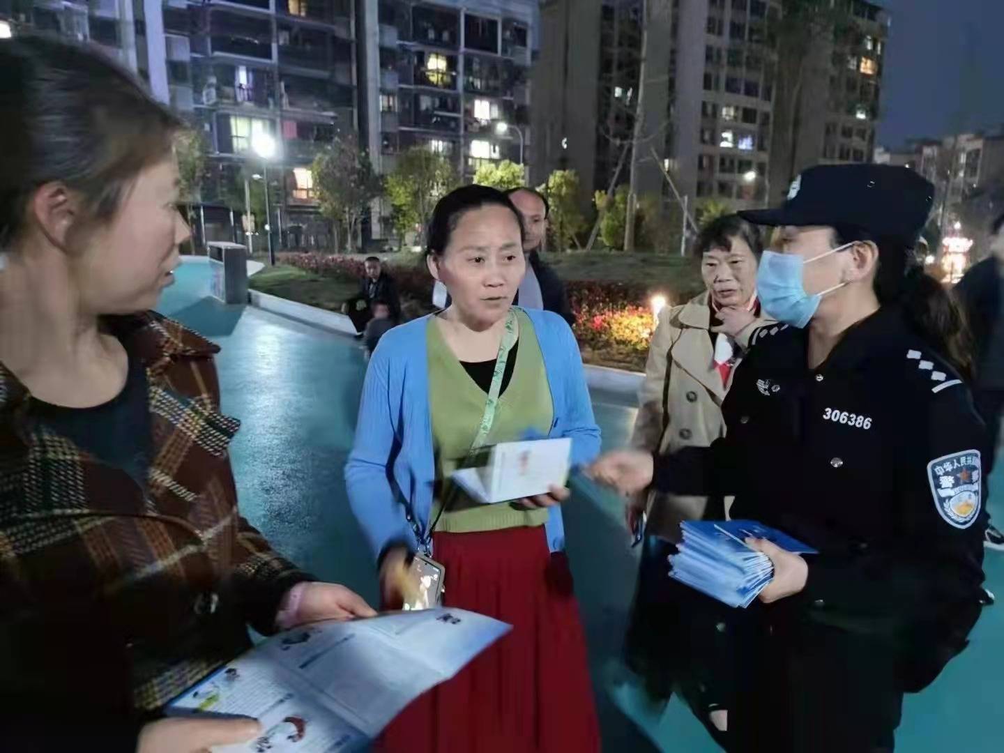 晚上北碚區公安分局北泉派出所聯合北溫泉街道在轄區開展反詐宣傳活動