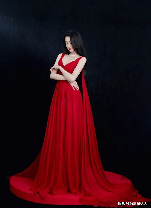 通身 关晓彤身材好就是任性，穿小黑裙配马丁靴秀大长腿，气质好养眼