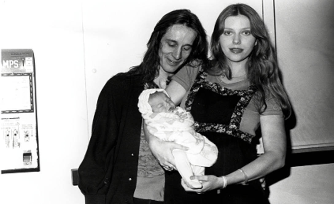 1977年,babe buell在出轨史蒂芬·泰勒时玩过火,不小心怀孕.