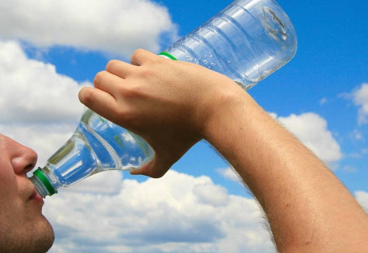 1药网爱喝瓶装水的人你的身体每年可能会摄入超过7万个微型塑料颗粒