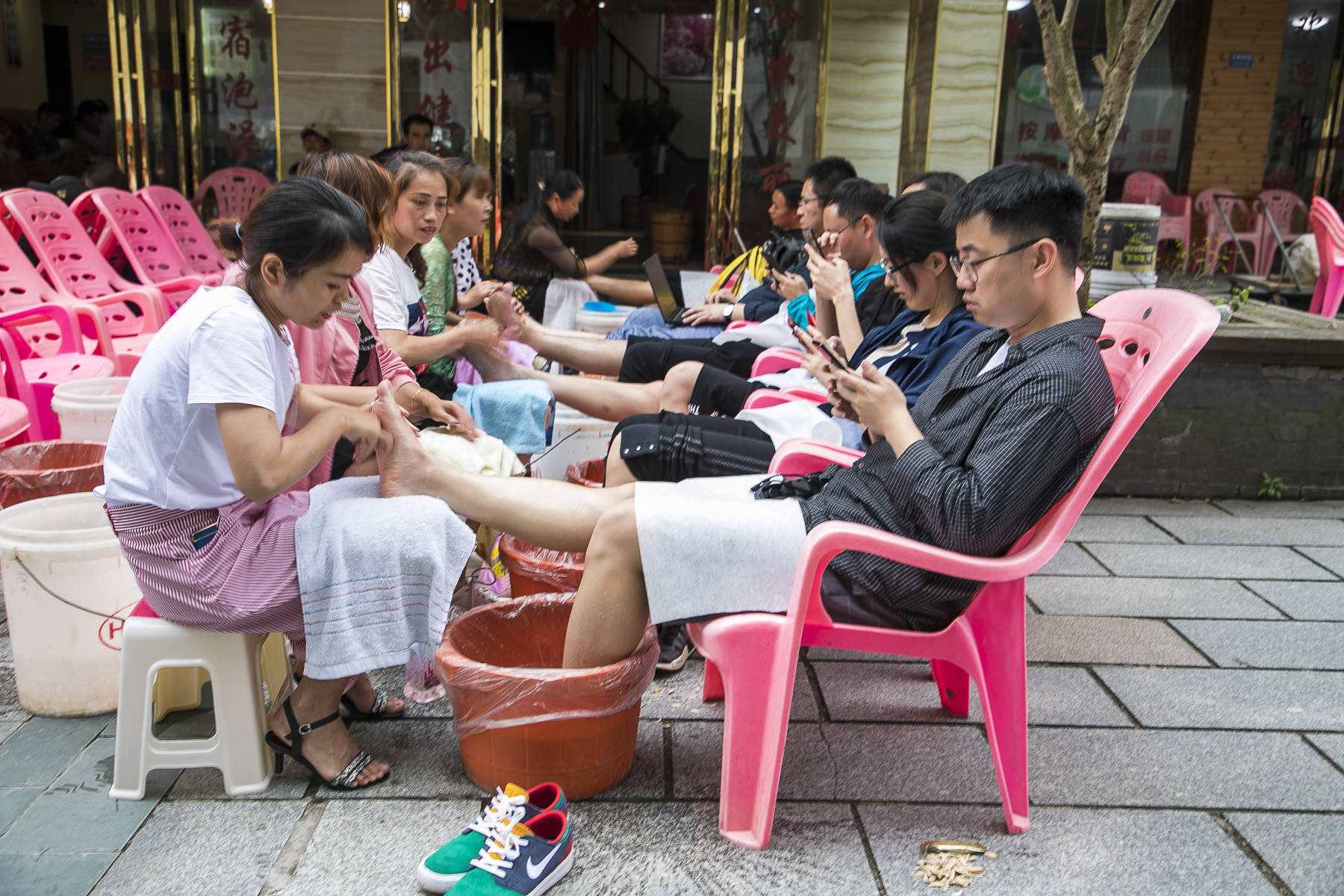 小镇|江西有座温汤小镇，日出温泉10000吨，大爷大妈组团当街泡脚