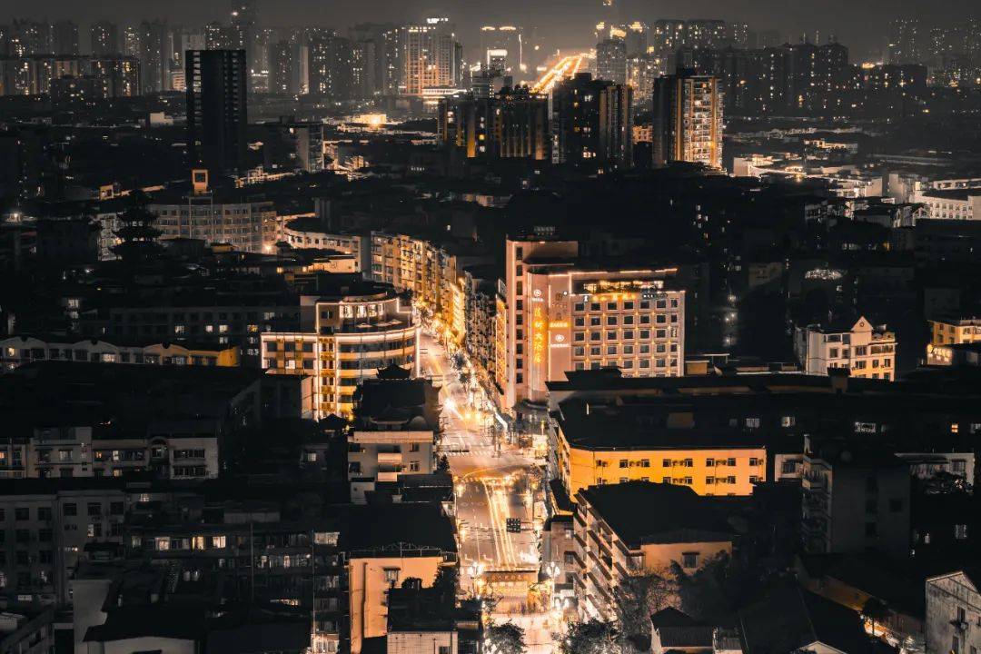 犹如点亮夜空的焰火黑色与金色的融合刚柔相济仁寿的夜便开始苏醒华灯