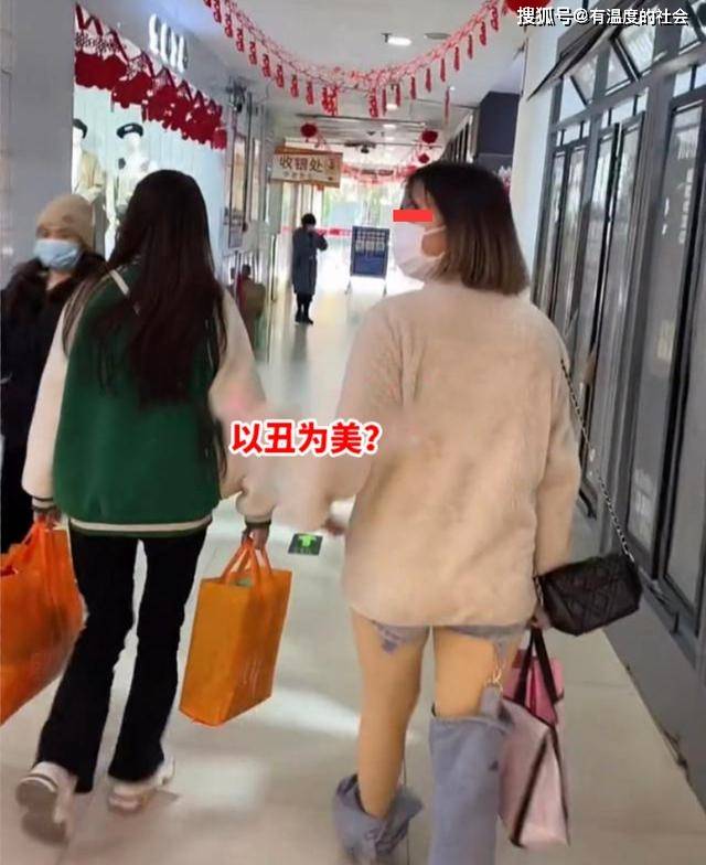 服装 广西女子逛商场成焦点，吊带断成两截，大妈直皱眉：也不知道丑