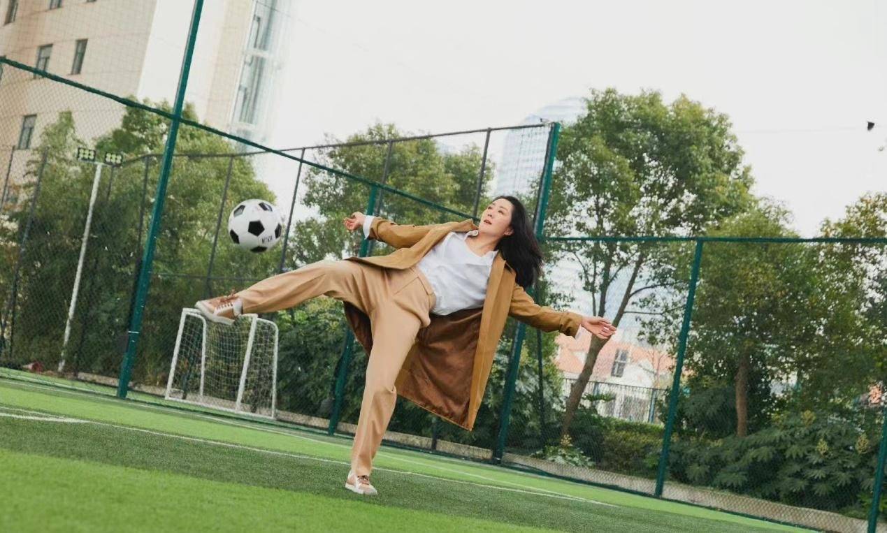 大衣3代女足齐聚拍大片，自信洒脱看着好养眼，不做作的样子太迷人！