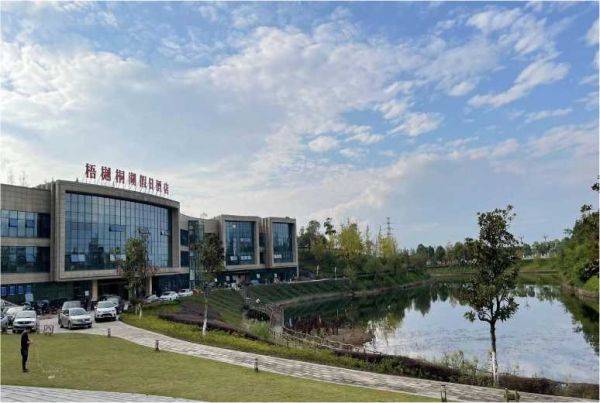 2022热门酒店必住榜《重庆梧樾桐湖假日酒店》_大足_商务_酒店设计