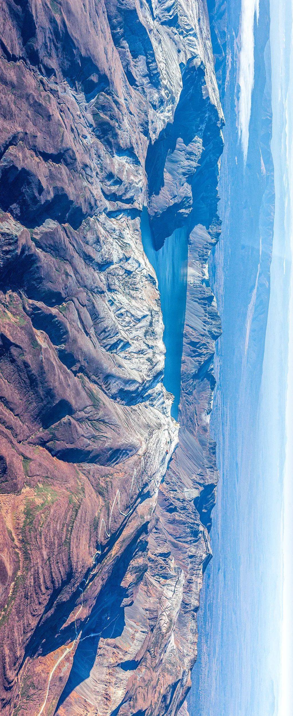 (长白山航拍图,图片来源@视觉中国)让山顶变得支离破碎巨大的力量及