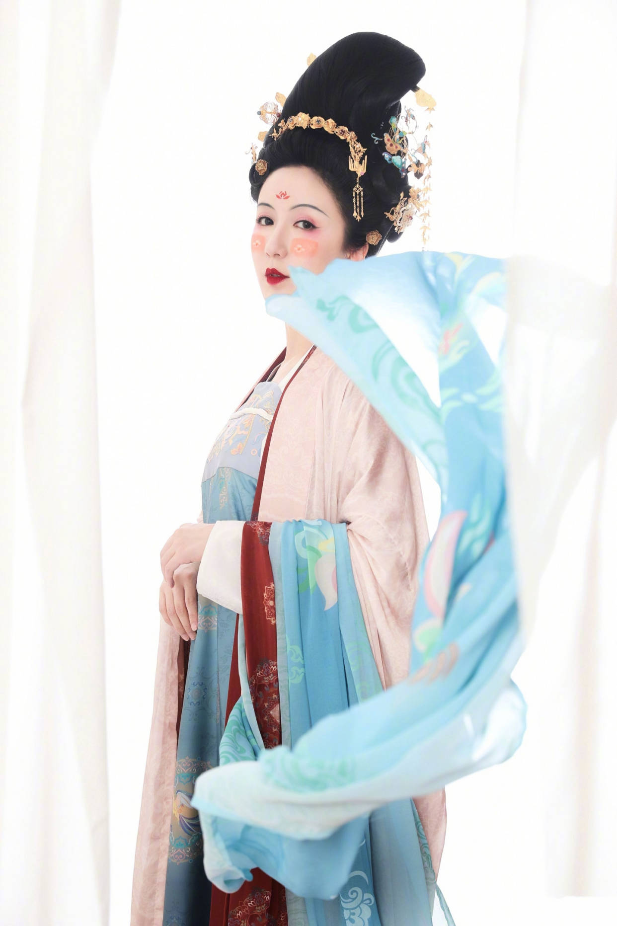 连吴磊娄艺潇汉服造型，妆容精致但撑不起来，明星古装造型普遍成灾难！