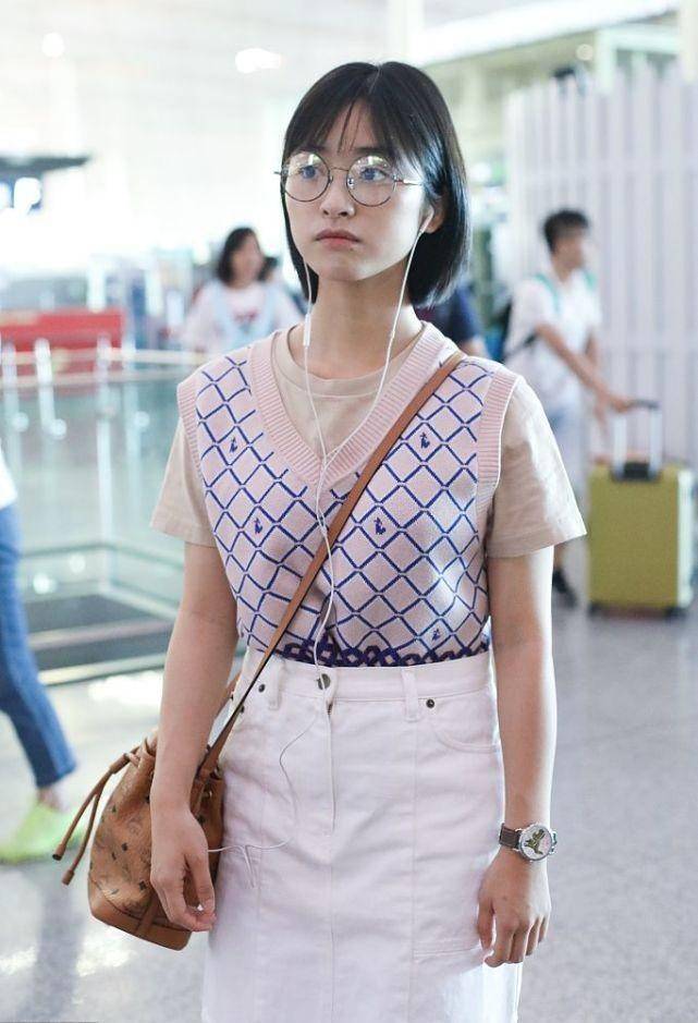 沈月素颜走机场,看着很有日漫少女感,学生妹造型穿她身上真配_时尚