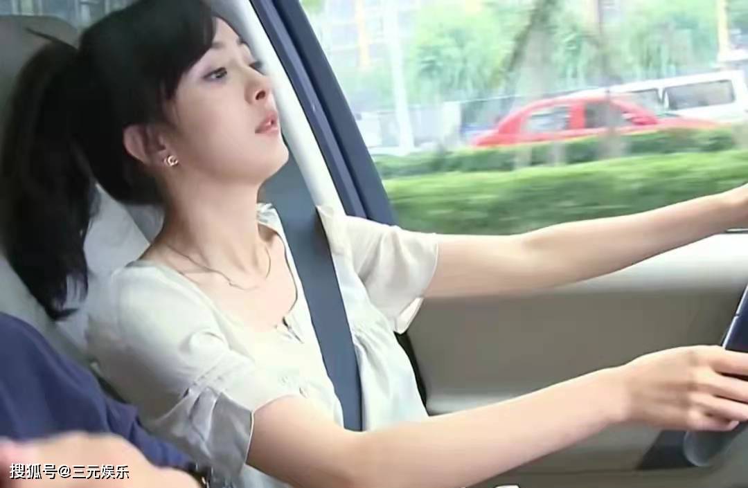 原创杨幂开车照片火了握方向盘动作引起热议网友一看就是新手