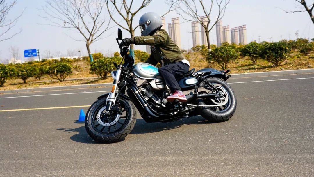 25980元hyosung骁胜摩托gv300s炫版铝轮上市全系标配滑离