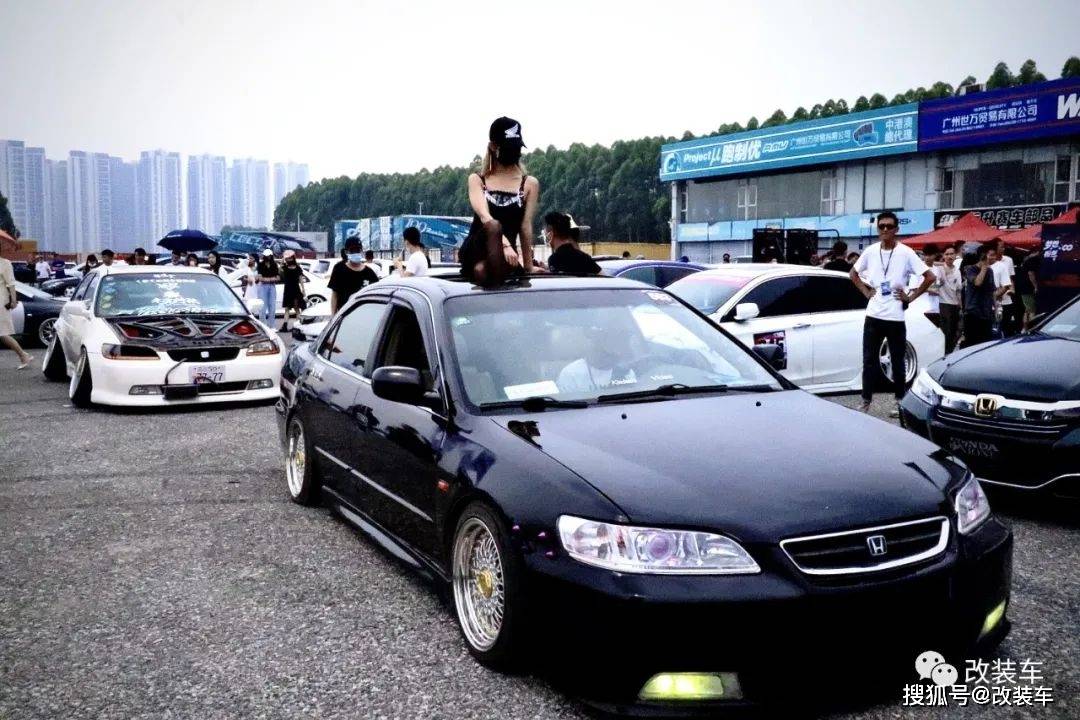 大尾翼本田雅阁cg5姿态改装又一个被朋友拖下改装深坑的玩家