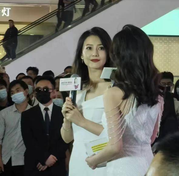 排场 42岁高圆圆现身排场大!获百人保护气场强大,穿白裙生图仙气飘飘