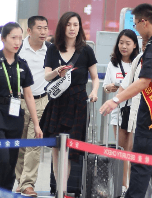 吊带 49岁洪欣太自信，直接素颜走机场，奈何松弛脸皮直接暴露真实年纪