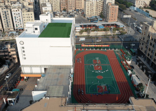 雪象小学,坐落于深圳市龙岗区,是城基智园首家校园智慧跑道落地案例.