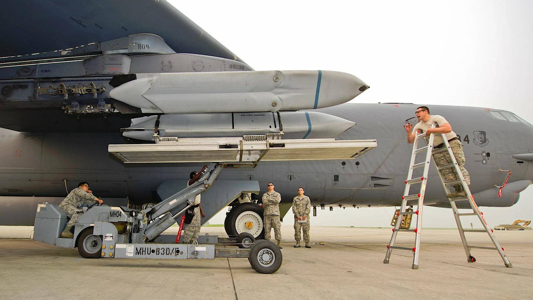 原创美军agm158导弹衍生出多系列型号被誉为空中幽灵