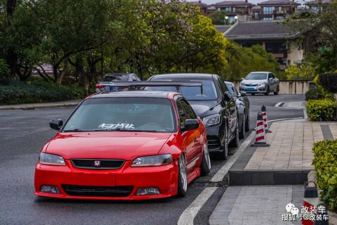 大尾翼本田雅阁cg5姿态改装又一个被朋友拖下改装深坑的玩家