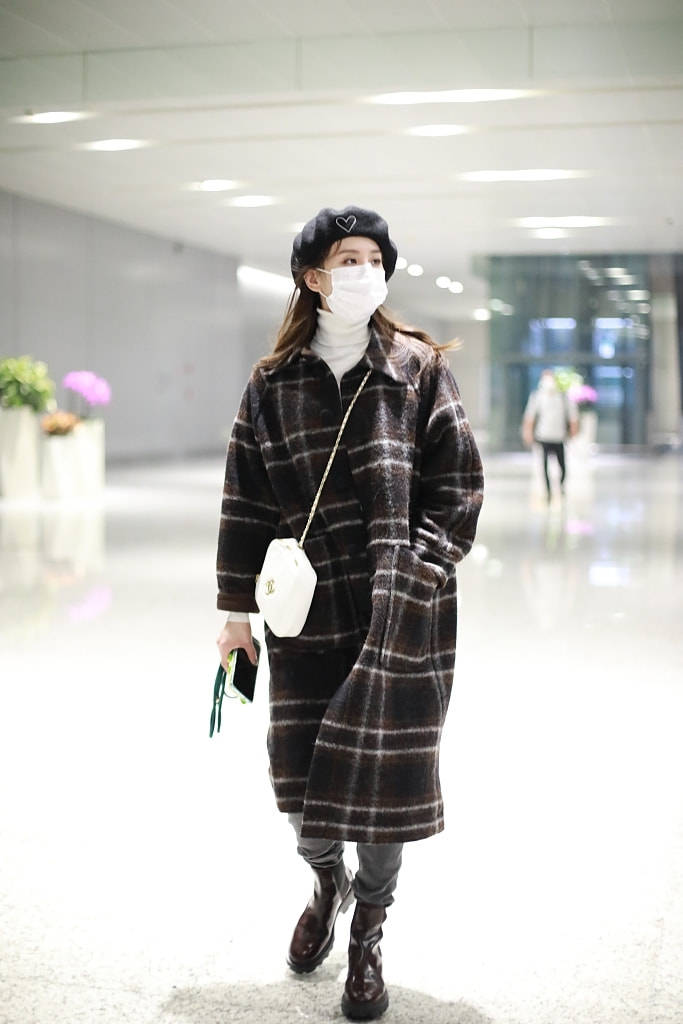 状态在后台拍到刘诗诗，穿西装裙气质优雅，但生图脸发福有大妈感了！