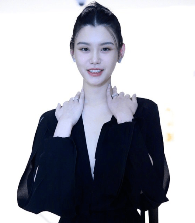 因为奚梦瑶二胎产后复出状态堪忧！为证身材领口大开，脸部却浮肿难消