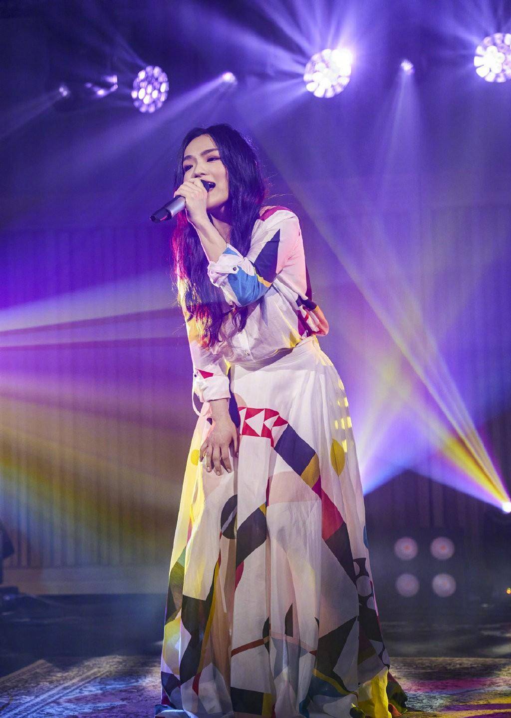 卷发|这是36岁的徐佳莹?穿几何印花套装长裙,配微卷发甜美似少女