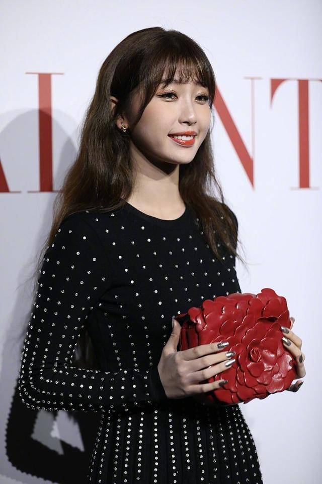 吊带 49岁洪欣太自信，直接素颜走机场，奈何松弛脸皮直接暴露真实年纪