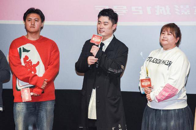 显得 贾玲又胖了，却还穿这么宽松，把百褶裙都挤得满满，女生瘦点更好