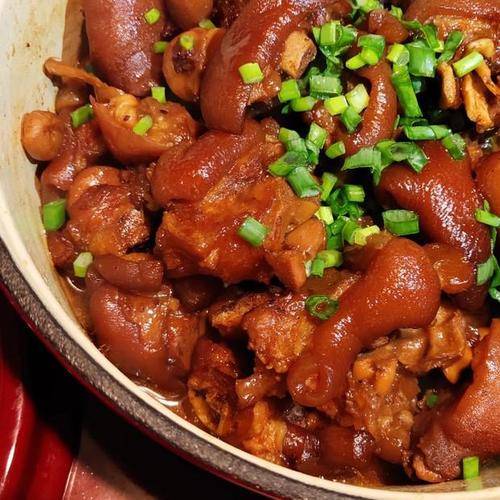 分享一道红烧猪蹄不仅色泽红亮入口软烂香甜还开胃下饭