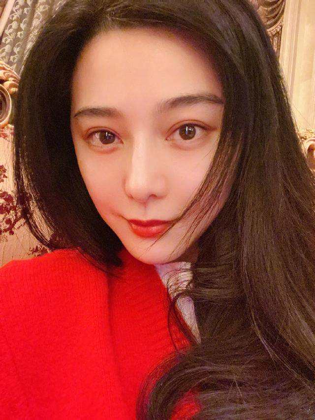 塑料 “红毯女王”也掉链子,范冰冰穿塑料衣登杂志,感觉仙气没有了