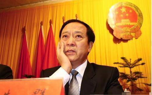 原创70岁牛群爱折腾当官后被逼疯辞官后求着与冯巩合作