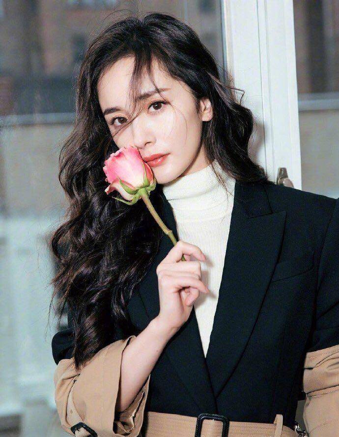 卷发有一种“高级”叫咏梅换发型，优雅又气质，四五十岁女人值得借鉴