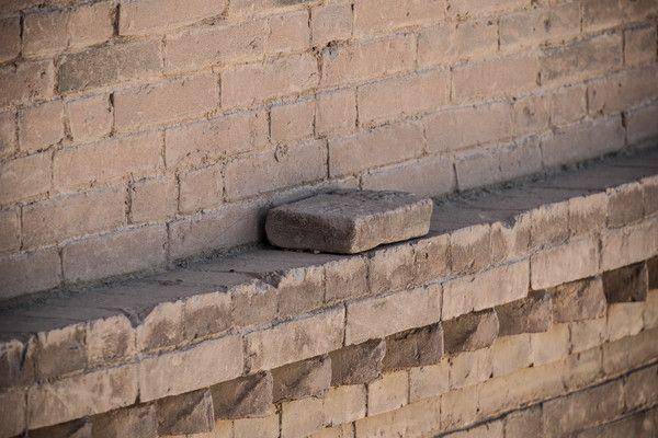 嘉峪关的城墙上放着一块砖，至今已有几百年，仍然无人敢动