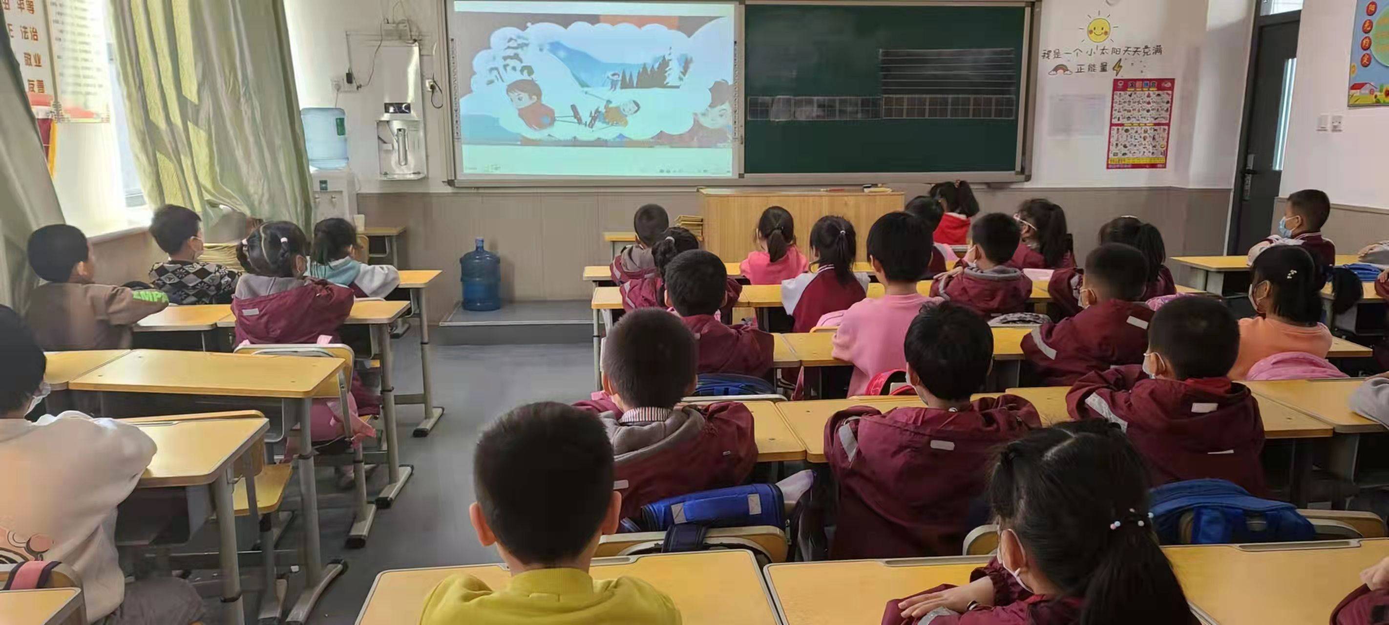 石家庄南马路小学组织学生观看开学安全第一课
