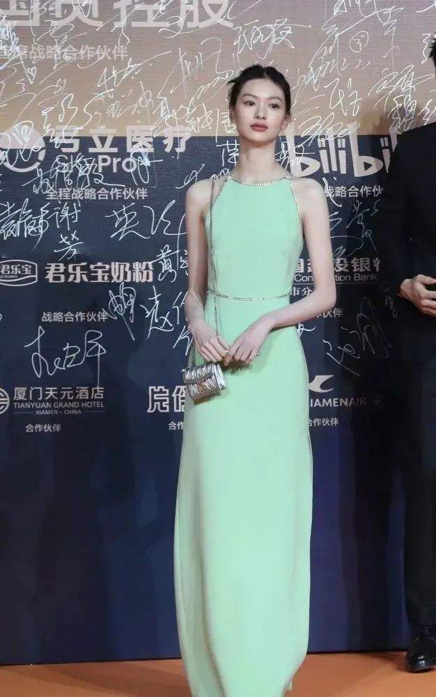 刘海梨形鼻却依然好看的女明星：邱天有清冷感，任敏被称作电影脸