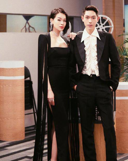 胡杏儿 胡杏儿真把自己当成20岁小姑娘了呀,穿吊带裙上台,难道不冷吗?