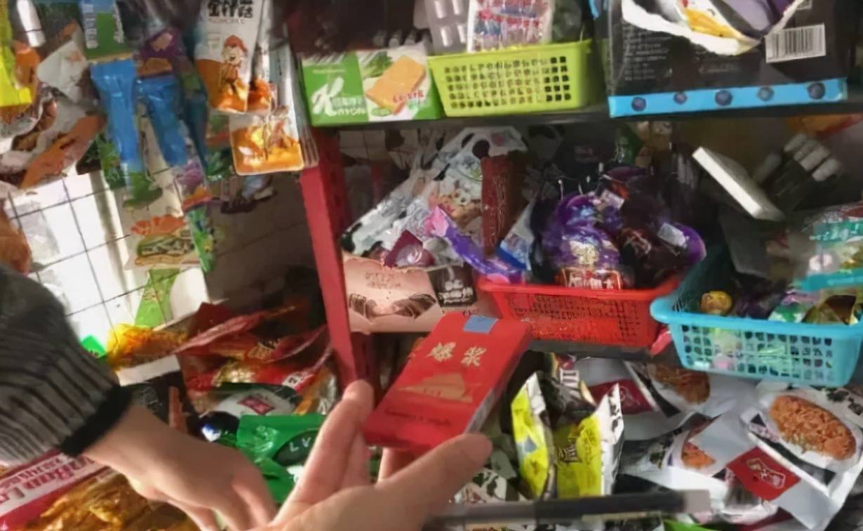 进行|校外超市现“不雅零食”，糖果被包装成卫生用品，戒指更是没眼看