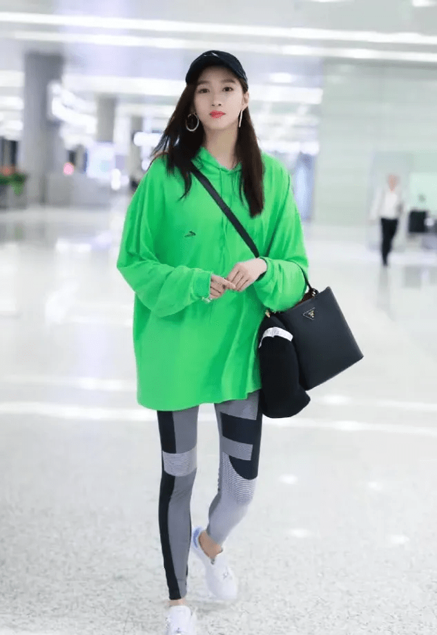 原创关晓彤是流入人间的仙子吧穿原谅绿显得皮肤真白但眼袋有点重