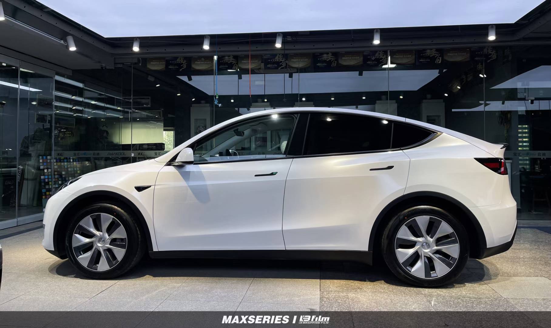 特斯拉modely贴膜lbfilm珍珠贝壳白改色膜