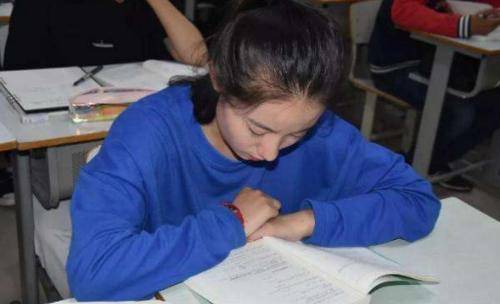 角落里|初中晚自习时女生觉得很仙的3个行为,其实特low,男生贼反感