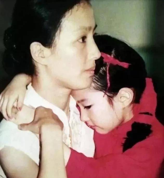 章子怡為可樂拍廣告，林青霞抱4歲徐若瑄：這些老照片你見過嗎？