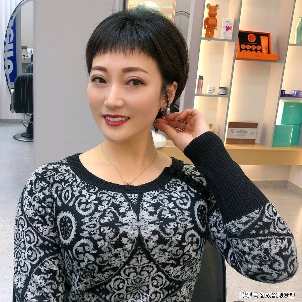 发型为什么女人过了50岁大都留短发？看这四点你就明白，短发才更适合