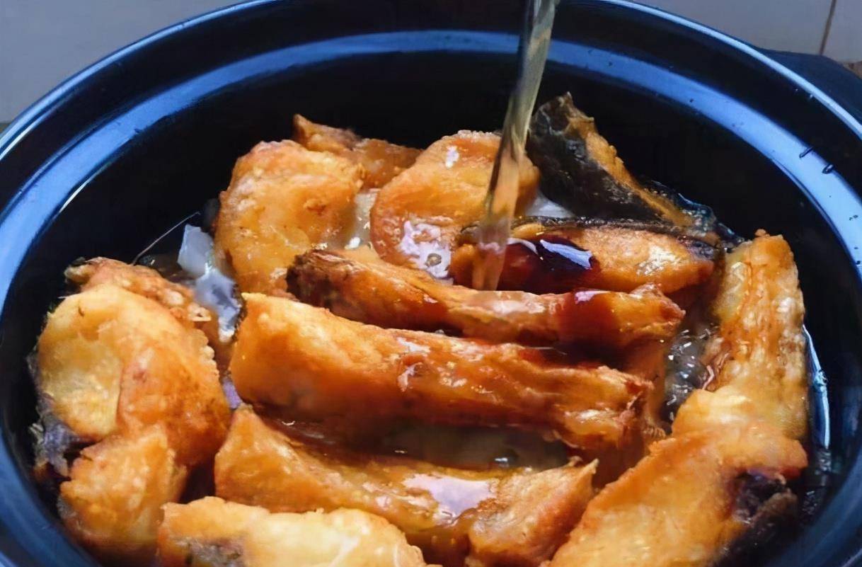 经典粤菜腐竹焖鱼腩,酱香浓郁,软嫩爽滑,好吃不腻,老少皆宜